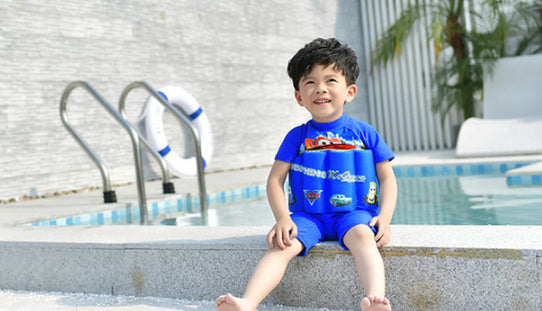Colete Flutuador Infantil Relâmpago McQueen | Segurança e Diversão para os Pequenos Heróis da Água!